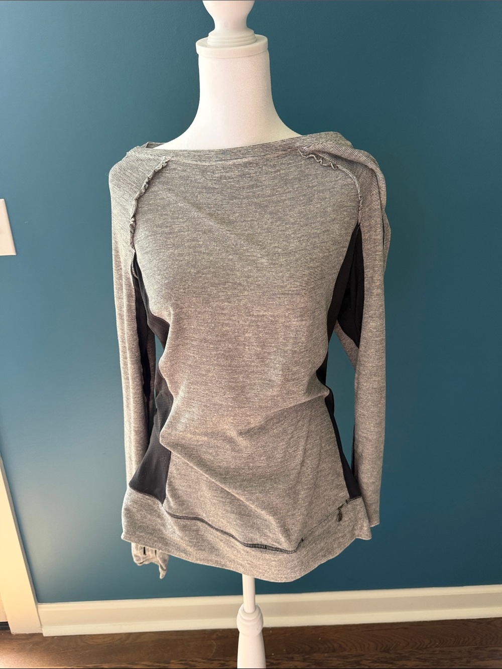 Lululemon Long Sleeve Athletic Top in Heather Gray with Black Panels - Picture 3 of 8